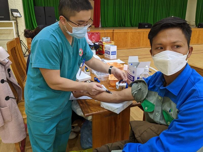 Các tình nguyện viên được kiểm tra sức khỏe, xét nghiệm máu trước khi hiến máu