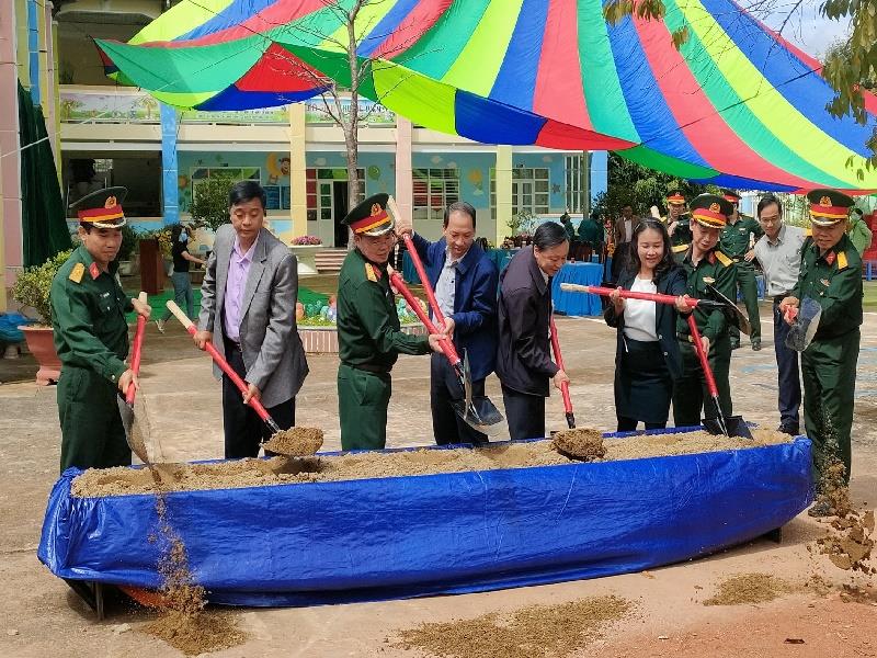 Các đồng chí lãnh đạo Bộ CHQS tỉnh cùng lãnh đạo huyện, Ban CHQS huyện và đại diện Ban Giám hiệu Trường Mầm non Long Lanh thực hiện nghi thức khởi công