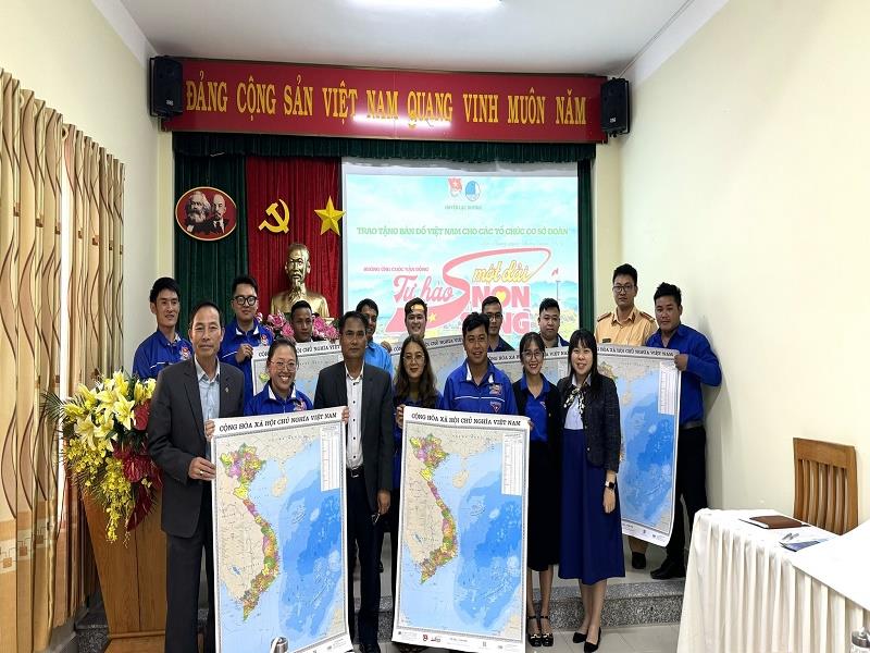Trao tặng bản đồ Việt Nam cho các tổ chức cơ sở đoàn trên địa bàn huyện