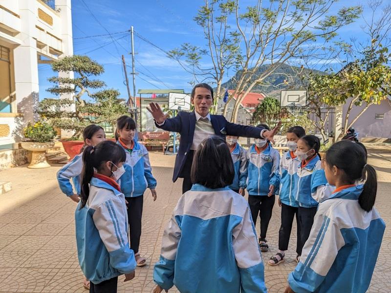Thầy Trần Trường Sâm đang hướng dẫn, tuyên truyền các kĩ năng cho các em học sinh