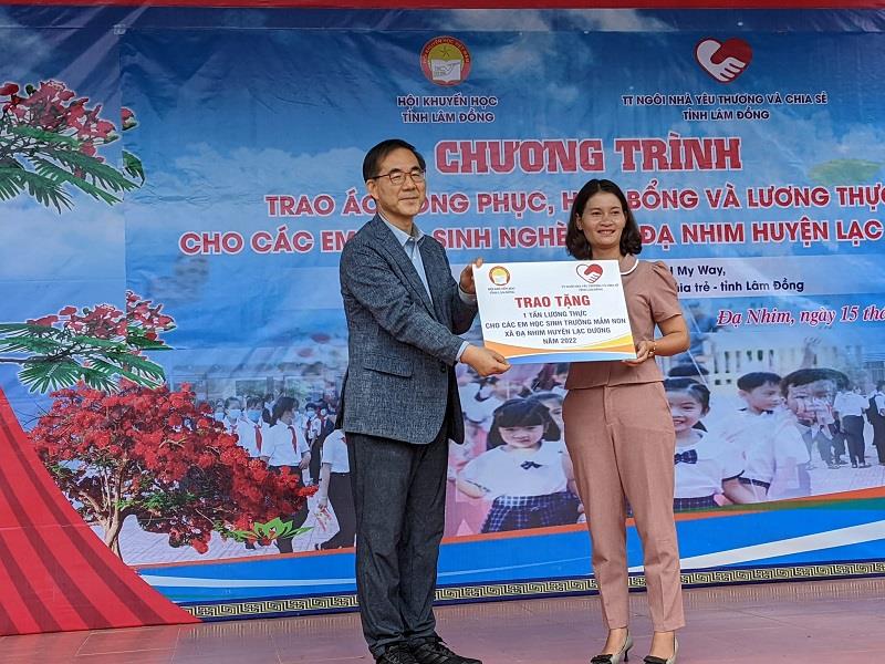Đại diện đơn vị tài trợ trao tặng 1 tấn lương thực cho trường Mầm non xã Đạ Nhim