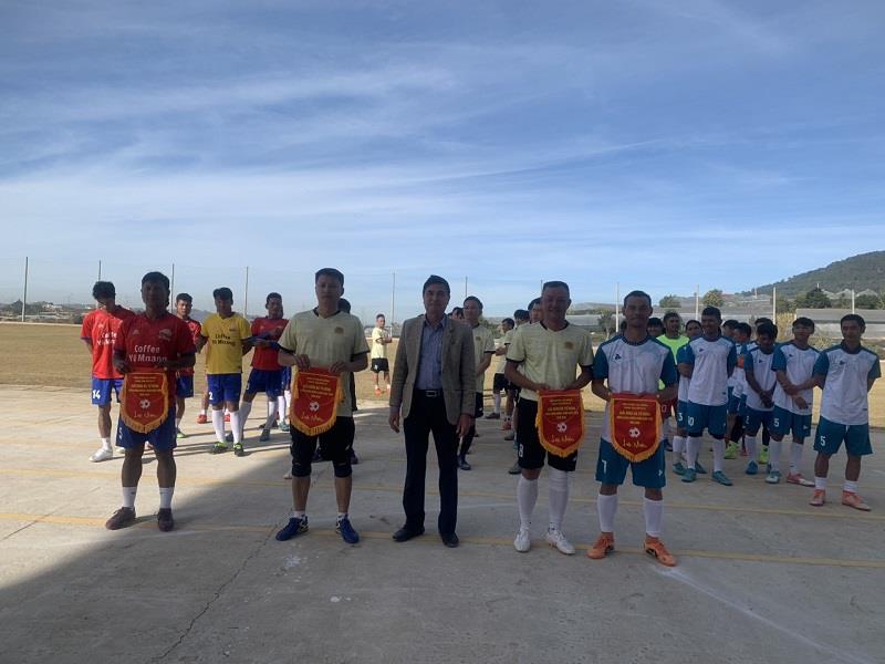 Đồng chí Đỗ Khắc Lợi - UVBTV Huyện ủy, Phó chủ tịch HĐND huyện trao Cờ lưu niệm cho các đội bóng