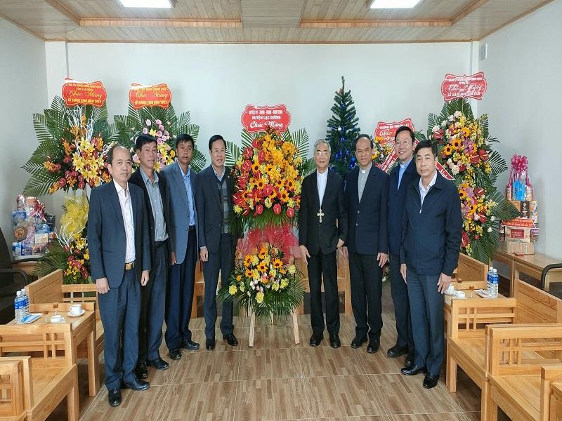 Đồng chí Bí thư Huyện ủy Phạm Triều tặng lẵng hoa chúc mừng Giáng sinh Tòa Giám mục Đà Lạt