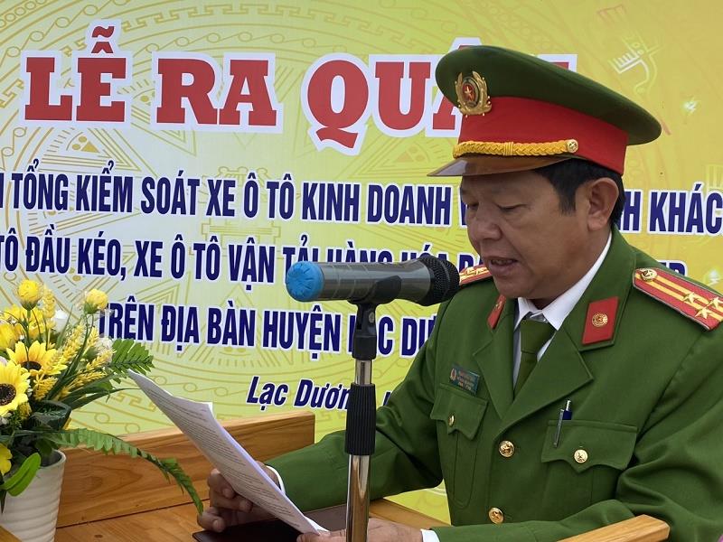 Thượng tá Phạm Đăng Tuấn - Phó trưởng Công an huyện Lạc Dương phát biểu chỉ đạo tại lễ ra quân
