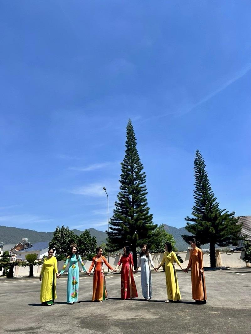 Chị em phụ nữ Cơ quan Huyện ủy tích cực hưởng ứng Tuần lễ áo dài Việt Nam