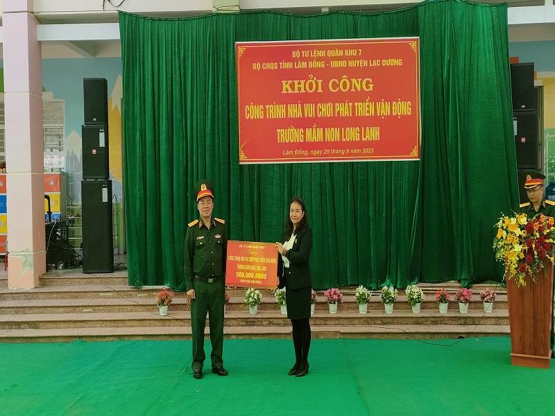 Lãnh đạo Bộ CHQS tỉnh trao bảng tượng trưng kinh phí 500 triệu đồng cho Trường Mầm non Long Lanh