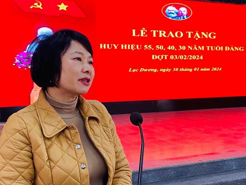 Đồng chí Phạm Thị Phúc - UVBTV, Trưởng Ban Dân vận Tỉnh ủy phát biểu tại Lễ trao tặng Huy hiệu Đảng