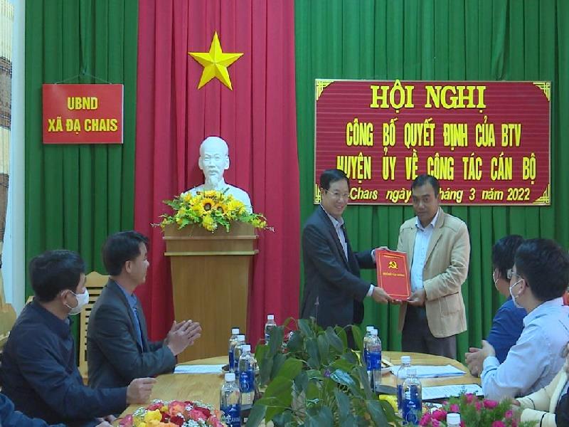Đồng chí Bí thư Huyện ủy Phạm Triều trao quyết định cho đồng chí Cil Khiuh