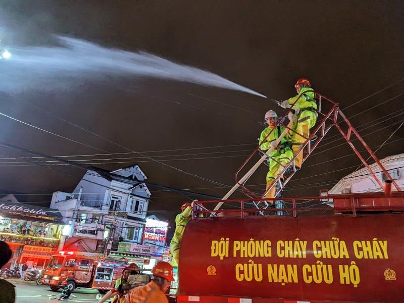Đội PCCC&CNCH thị trấn Lạc Dương triển khai các trang thiết bị xử lý đám cháy giả định