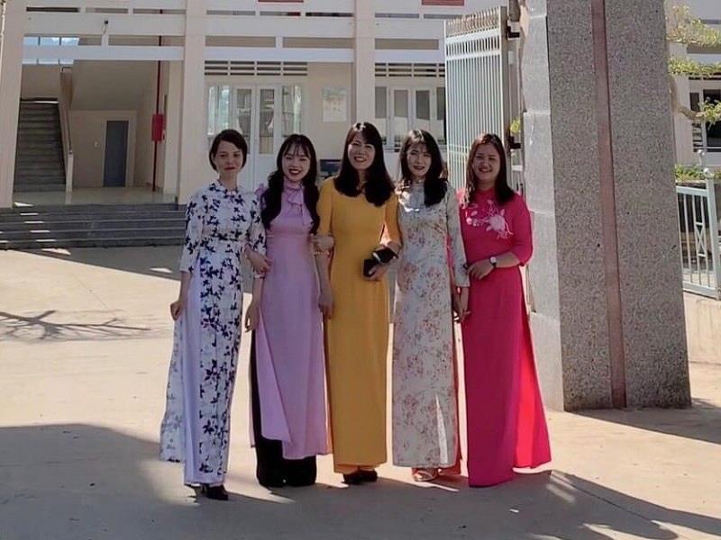 Các nữ cán bộ, công chức, viên chức, người lao động tại các cơ quan, đơn vị trên địa bàn huyện Lạc Dương duyên dáng trong tà áo dài truyền thống tôn vinh vẻ đẹp của người phụ nữ Việt Nam