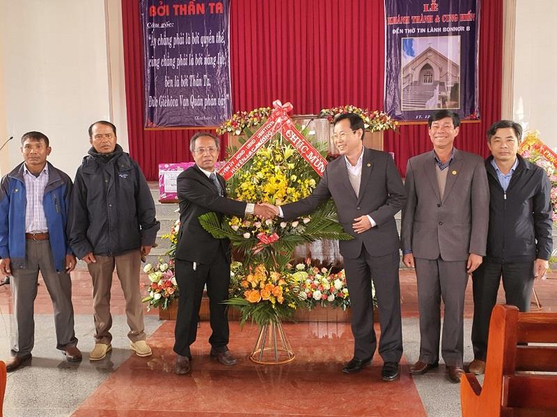 Đồng chí Phạm Triều - Bí thư Huyện ủy (thứ 3 giữa phải ảnh) cùng đoàn của huyện thăm, tặng quà và chúc mừng Noel tại Chi hội Tin lành Bonnơr B