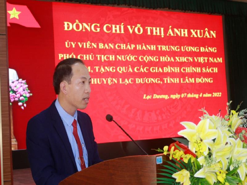 Chủ tịch UBND huyện Lạc Dương Sử Thanh Hoài báo cáo khái quát tình hình phát triển kinh tế - xã hội và kết quả thực hiện công tác an sinh xã hội của huyện