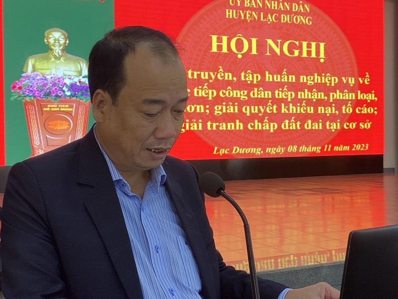 Đồng chí Lê Chí Quang Minh - Phó Chủ tịch UBND huyện phát biểu tại hội nghị