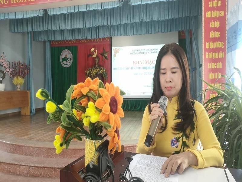Bà Nguyễn Thị Thủy - Trưởng phòng Giáo dục và Đào tạo huyện Lạc Dương phát biểu tại lễ khai mạc Hội thi