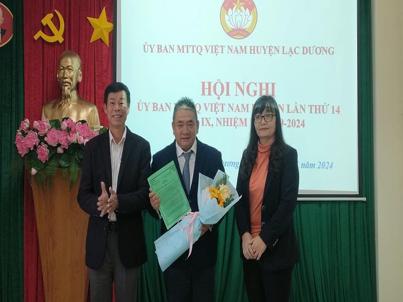 Lãnh đạo Ủy ban MTTQ huyện gửi hoa và thư cảm ơn ông Lý Ngọc Lân đã ủng hộ Quỹ “Vì người nghèo” của huyện