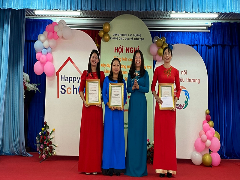 Bà Nguyễn Thị Thủy - Trường Phòng Giáo dục và Đào tạo huyện Lạc Dương trao giải nhất, nhì, ba cho các trường đạt thành tích trong Cuộc thi