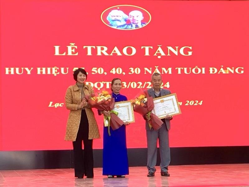 Trưởng Ban Dân vận Tỉnh ủy trao tặng Huy hiệu Đảng cho các đảng viên 55 tuổi Đảng