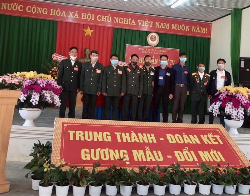 Các đồng chí lãnh đạo Hội Cựu chiến binh huyện, Đảng ủy xã Đạ Chais chụp ảnh lưu niệm cùng Ban chấp hành khóa mới