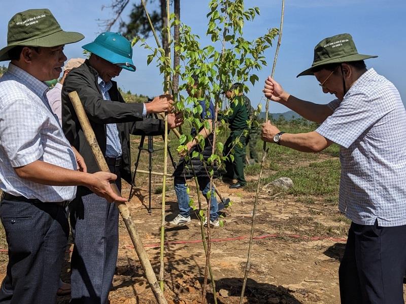 Đồng chí Bí thư Huyện ủy và đồng chí Chủ tịch UBND huyện cùng các đồng chí lãnh đạo huyện tham gia ra quân trồng cây