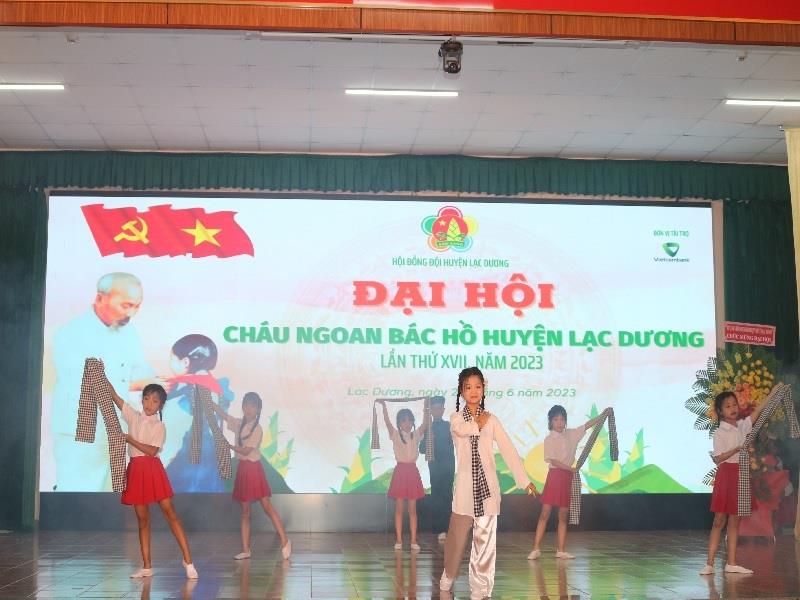 Phút sinh hoạt hoạt truyền thống do các đội viên Đội TNTP Hồ Chí Minh huyện Lạc Dương diễn xuất