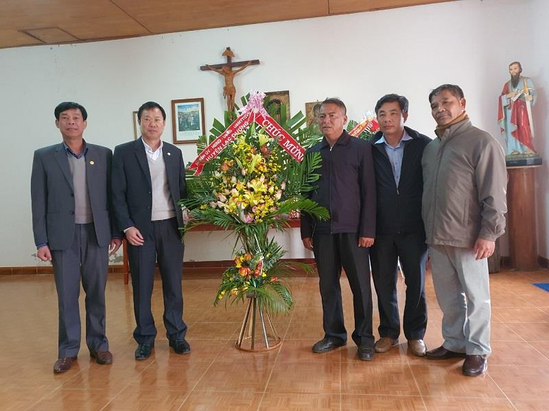 Thăm, tặng quà và chúc mừng tại Nhà thờ Tin lành Đan Kia và Giáo xứ Lang Biang