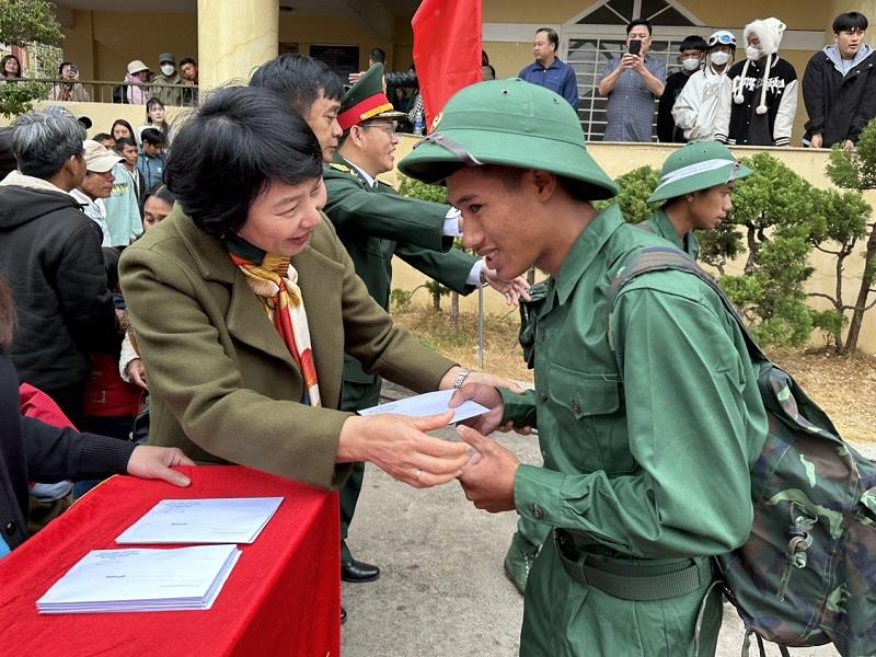 Đồng chí Phạm Thị Phúc - UVBTV, Trưởng ban Dân vận Tỉnh ủy tặng quà cho thanh niên huyện Lạc Dương lên đường nhập ngũ