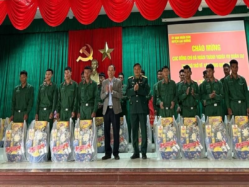 Đồng chí Sử Thanh Hoài - Bí thư Huyện ủy, Chủ tịch HĐND huyện trao quà cho quân nhân xuất ngũ