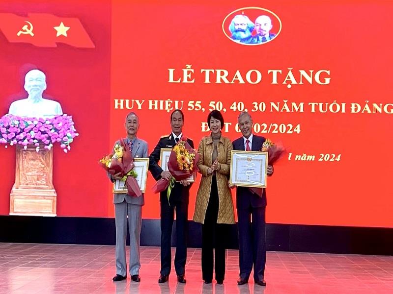 Trao tặng Huy hiệu Đảng cho các đảng viên 50 năm tuổi Đảng