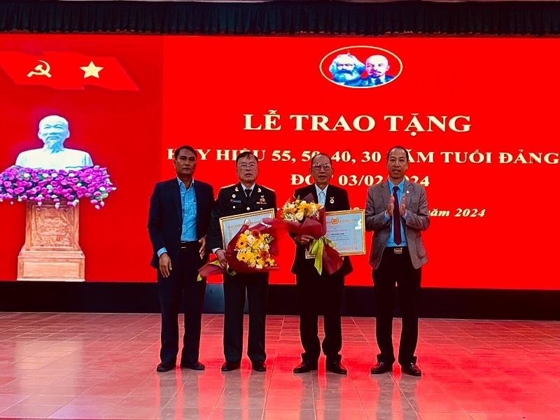 Đồng chí Sử Thanh Hoài - Bí thư Huyện ủy, Chủ tịch HĐND huyện và đồng chí Ya Tiong - Phó Bí thư Thường trực Huyện ủy trao tặng Huy hiệu Đảng cho các đảng viên 40 năm tuổi Đảng