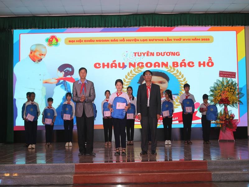 Các đồng chí lãnh đạo huyện trao Giấy chứng nhận đạt danh hiệu Cháu ngoan Bác Hồ cho các cháu thiếu nhi tiêu biểu