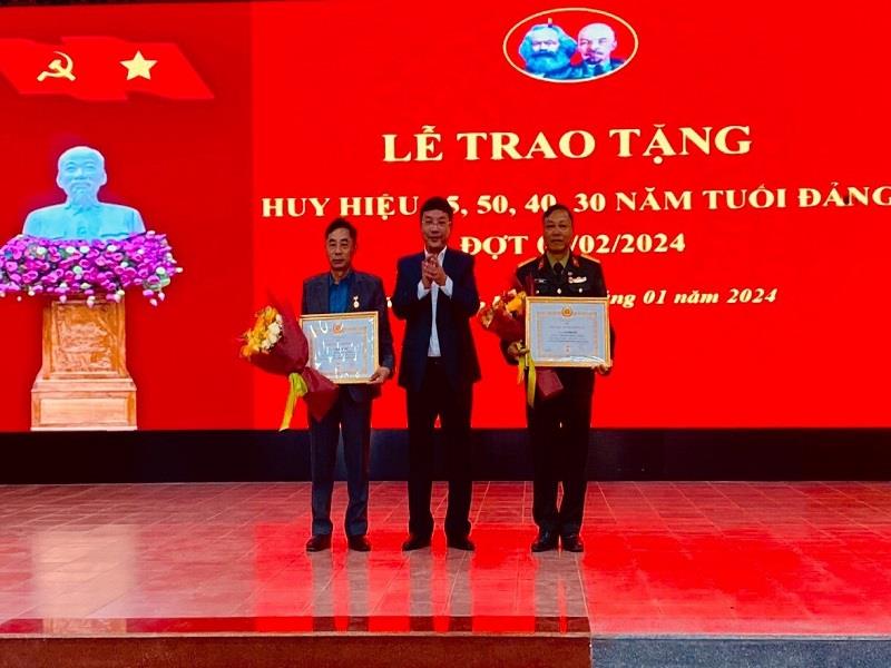 Đồng chí Bùi Thế - Chủ tịch UBND huyện trao tặng Huy hiệu Đảng cho các đảng viên 30 năm tuổi Đảng