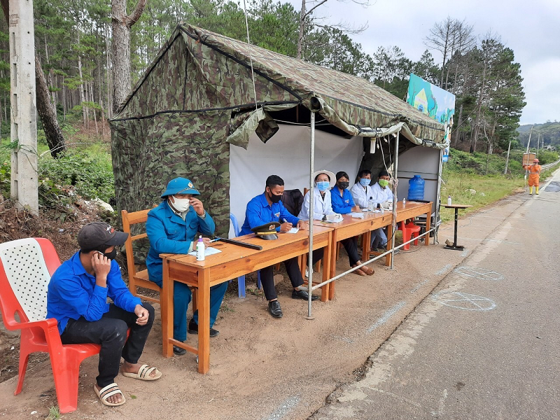 Lực lượng thanh niên tình nguyện tham gia trực chốt kiểm soát phòng chống dịch Covid-19 số 2 xã Đạ Chais