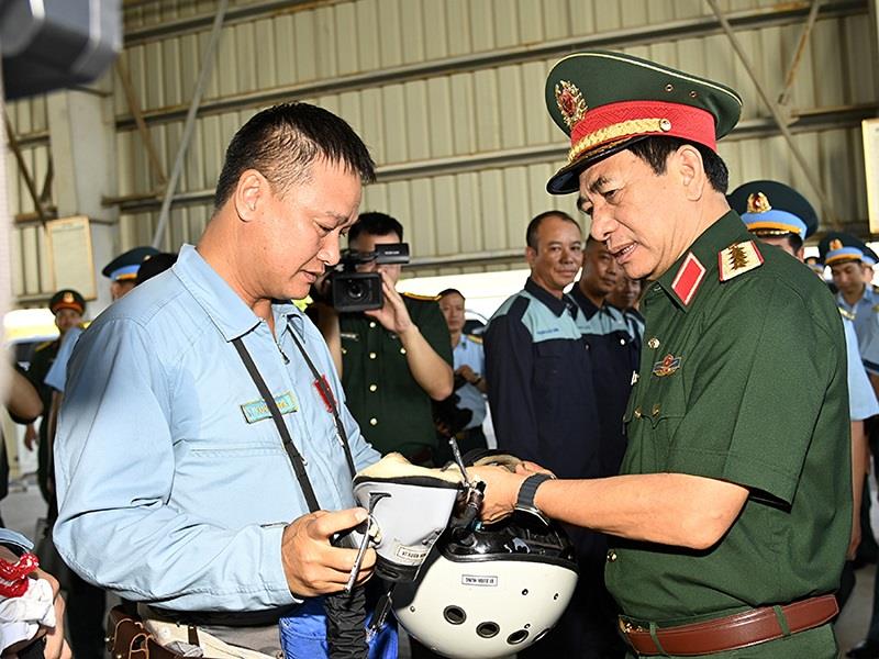 Đại tướng Phan Văn Giang, Ủy viên Bộ Chính trị, Bộ trưởng Bộ Quốc phòng kiểm tra sẵn sàng chiến đấu tại Trung đoàn 927 thuộc Quân chủng Phòng không - Không quân _Nguồn: phongkhongkhongquan.vn