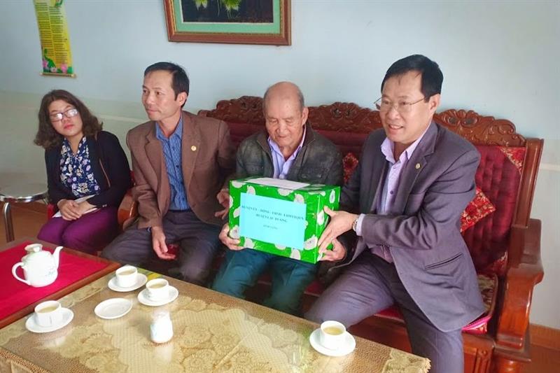 Bí thư Huyện ủy Phạm Triều trao tặng phần quà cho gia đình Thương binh Nguyễn Viết Ngưu, tại Tổ dân phố Hợp Thành, thị trấn Lạc Dương