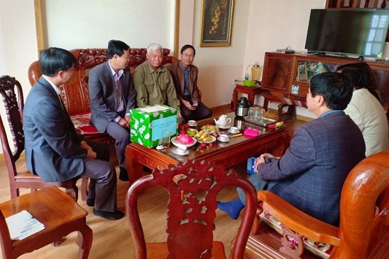 Đoàn lãnh đạo huyện thăm hỏi, tặng quà cho Thương binh Văn Chương Kiểu, tại Tổ dân phố B’nơr A, thị trấn Lạc Dương