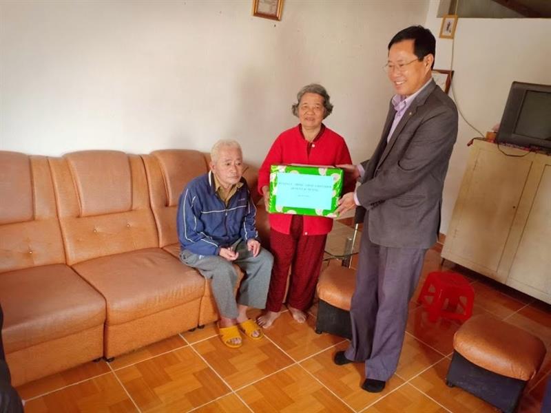 Bí thư Huyện ủy tặng quà cho Thương binh Nguyễn Viết Quỳnh, tại Tổ dân phố Đăng Lèn, thị trấn Lạc Dương