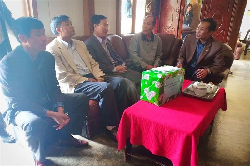 Đoàn lãnh đạo huyện thăm hỏi, tặng quà cho Bệnh binh Hồ Đức Nghinh, người bị nhiễm chất độc hóa học, tại Tổ dân phố Đăng Gia rít B, thị trấn Lạc Dương