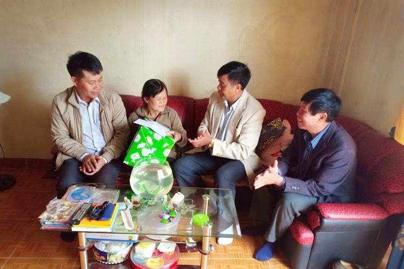 Đoàn lãnh đạo huyện thăm hỏi, tặng quà cho Thương binh Lê Thị Huệ, xã Lát