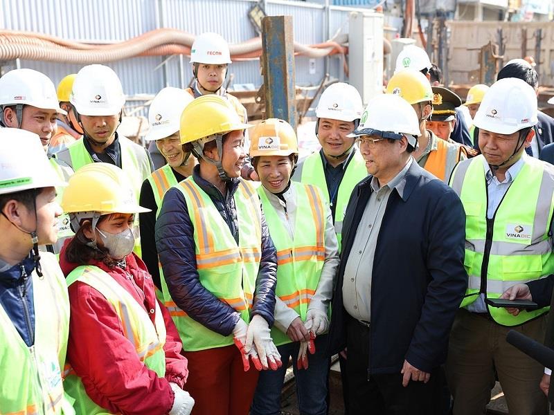 Ủy viên Bộ Chính trị, Thủ tướng Chính phủ Phạm Minh Chính thăm hỏi, chúc tết công nhân đang thi công Dự án đầu tư xây dựng tuyến đường sắt đô thị Nhổn - ga Hà Nội _Ảnh: TTXVN