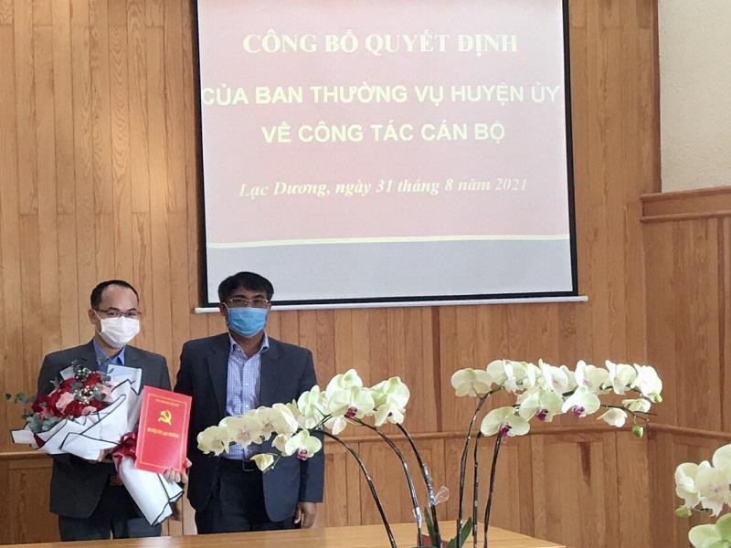 Đồng chí Ya Tiong - Phó Bí thư Thường trực Huyện ủy trao Quyết định tiếp nhận và bổ nhiệm Phó Chánh Văn phòng Huyện ủy cho đồng chí Nguyễn Văn Hợi