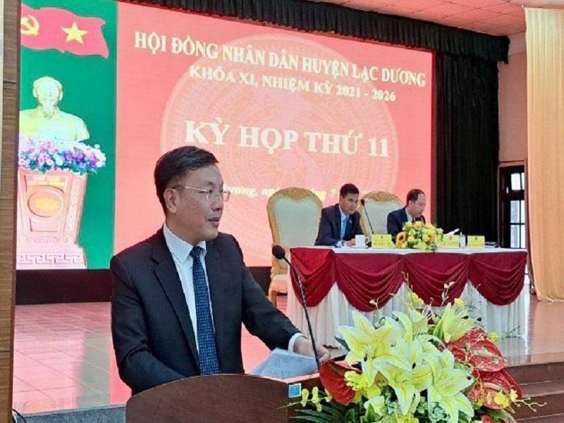 Đồng chí Bùi Thế - Chủ tịch UBND huyện Lạc Dương tiếp thu, giải trình ý kiến của đại biểu