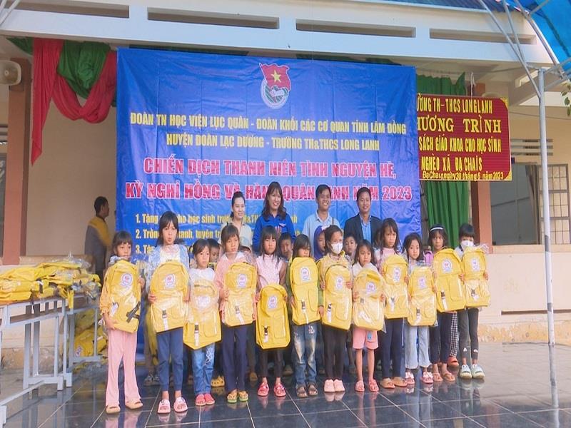 Tặng quà cho các em học sinh nghèo của trường Tiểu học và THCS Long Lanh