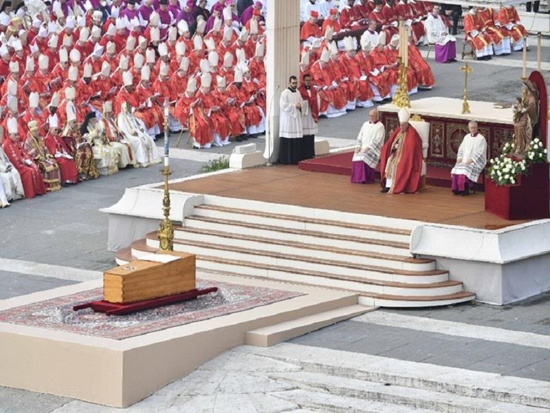 Giáo hoàng Francis chủ sự tang lễ của người tiền nhiệm. (Ảnh: AFP)