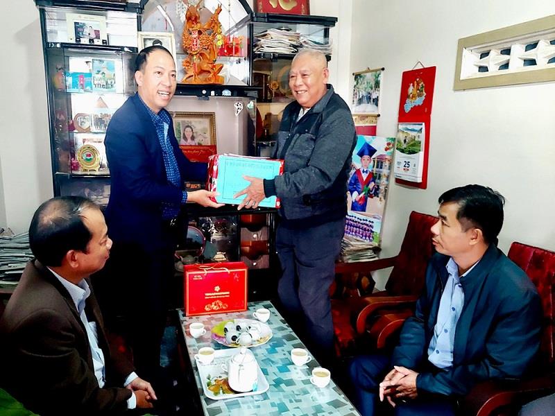 Đồng chí Sử Thanh Hoài - Bí thư Huyện ủy, Chủ tịch HĐND huyện Lạc Dương thăm và tặng quà các gia đình chính sách tiêu biểu trên địa bàn huyện