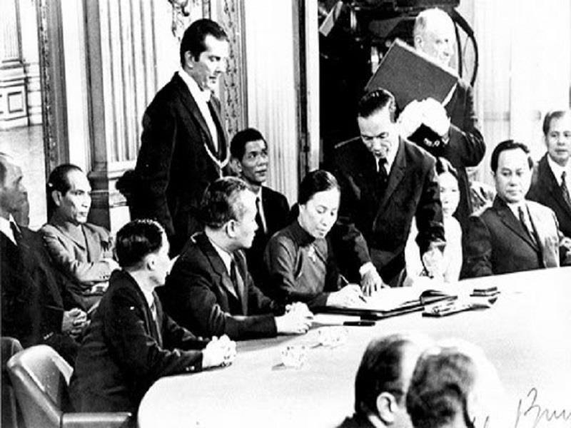 Bộ trưởng Ngoại giao Chính phủ lâm thời Cộng hòa Miền Nam Việt Nam Nguyễn Thị Bình ký Hiệp định Paris, ngày 27/1/1973. Ảnh: Tư liệu