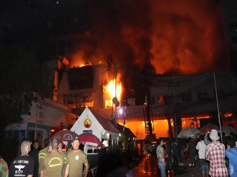 Vụ hỏa hoạn ở khu tổ hợp sòng bạc - khách sạn Grand Diamond City, thành phố Poipet, Campuchia đêm 28/12. (Ảnh: AFP)