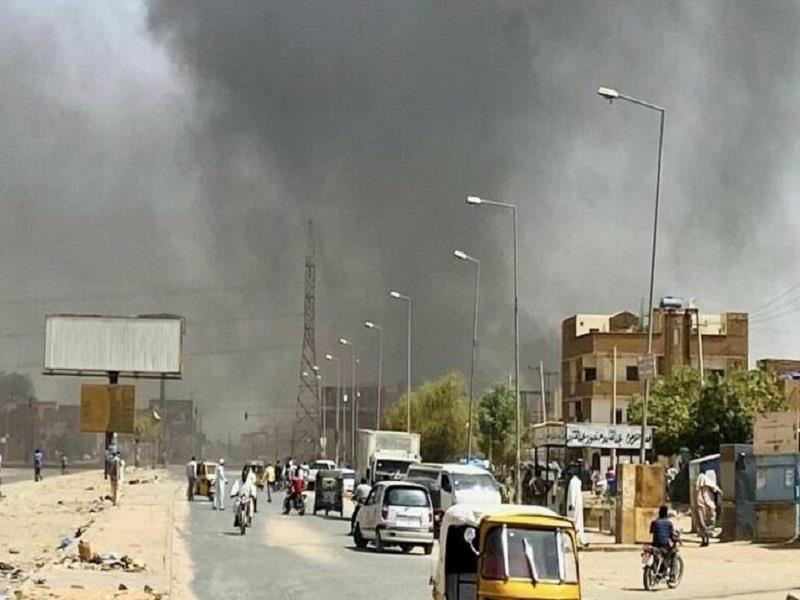 Khói bốc lên bầu trời sau các vụ tấn công ở Soba, phía nam Khartoum, Sudan (Ảnh: Sudan Tribune)