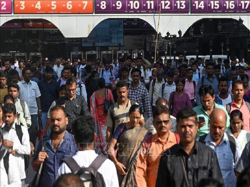 Cảnh đông đúc tại một nhà ga ở Mumbai, Ấn Độ. (Ảnh: AFP/TTXVN)