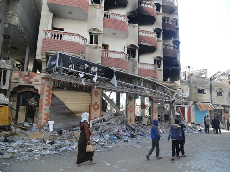 Các tòa nhà bị phá hủy sau cuộc không kích của Israel xuống Dải Gaza ngày 19/1/2024. (Ảnh: THX/TTXVN)