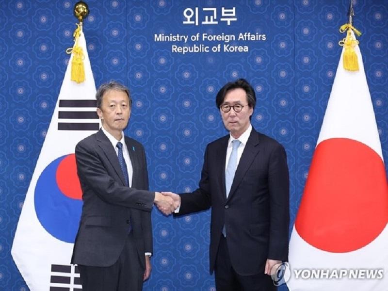 Thứ trưởng Ngoại giao Hàn Quốc thứ nhất Chang Ho-jin (phải) và người đồng cấp Nhật Bản Masataka Okano. (Ảnh: Yonhap)